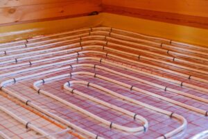 Siltās grīdas uz koka pārseguma